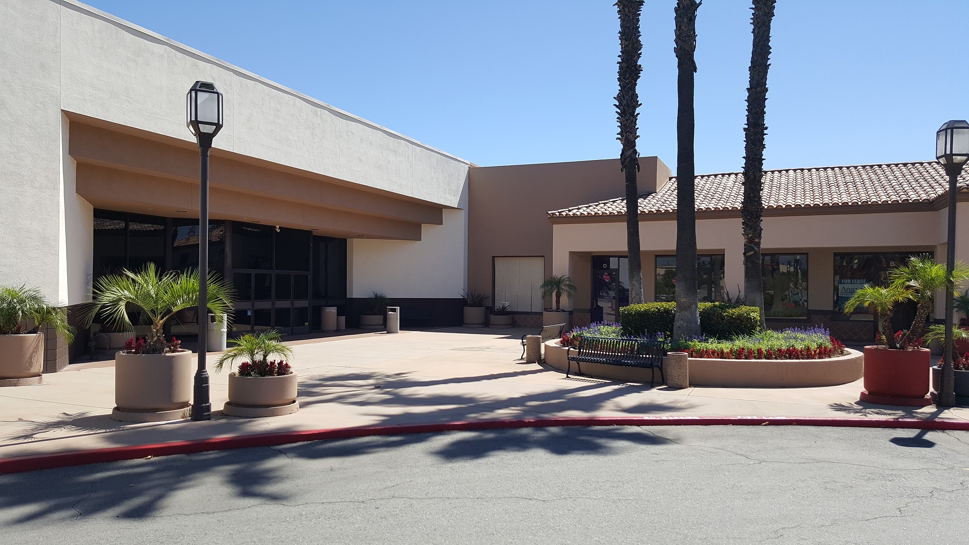 strip-mall-2352212_1920 strip-mall-2352212_1920